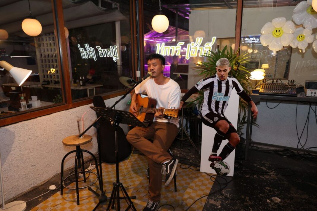 มาแรง! คอบอลรวมตัว! เปลี่ยนร้านอาหารเป็นลานเชียร์บอลสไตล์อังกฤษแท้